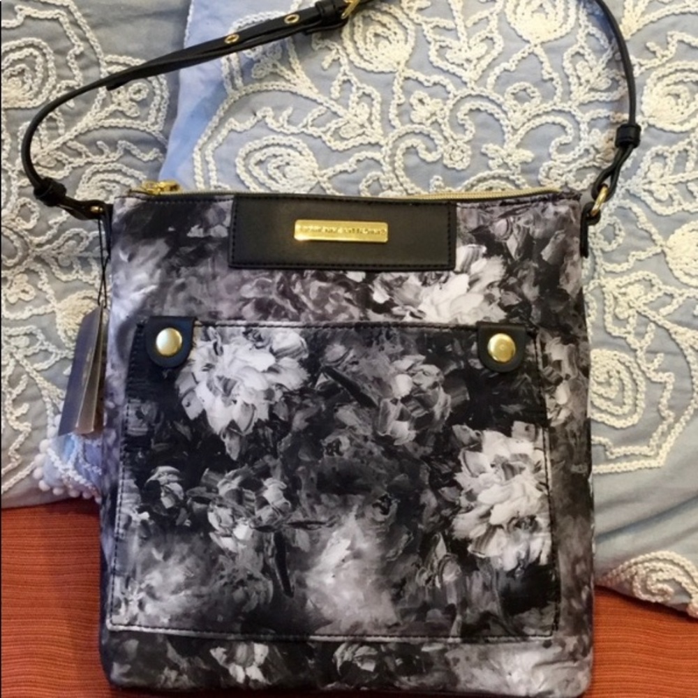 Super Cute! NEW ⭐️Adrienne Vittadini Paintbrush Crossbody Bag
